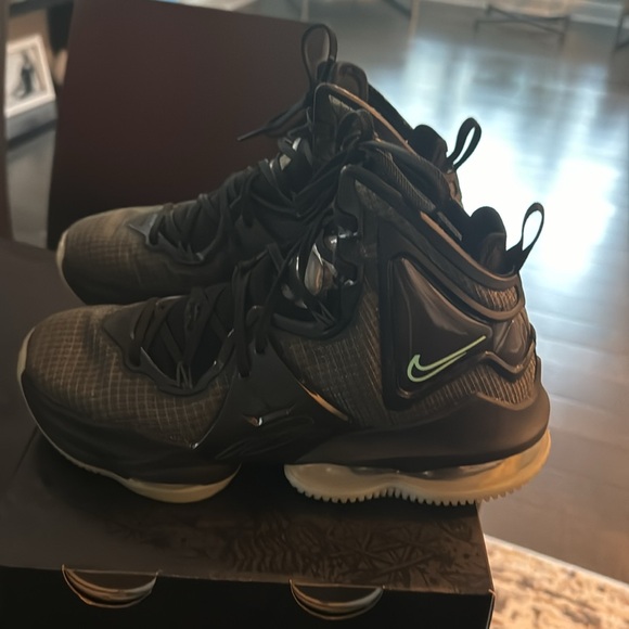 Lebron XIX gs size 6 youth - Picture 5 of 9